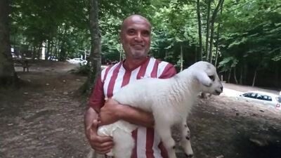 Annesinin dışladığı kuzuya bebeği gibi bakıyor