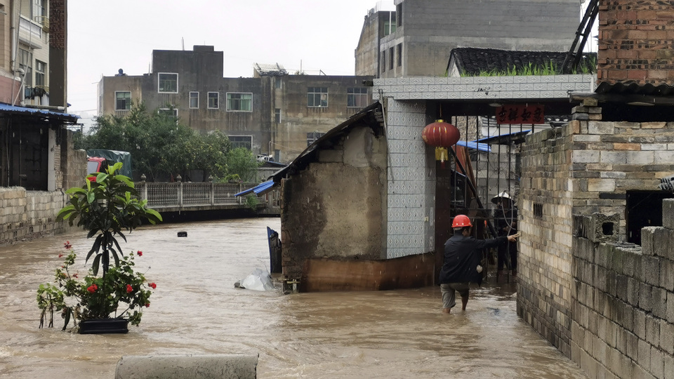 Çin'de sel faciası: En az 12 can kaybı