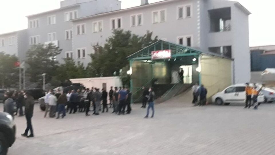 Nöbet değişimine giden araca hain saldırı