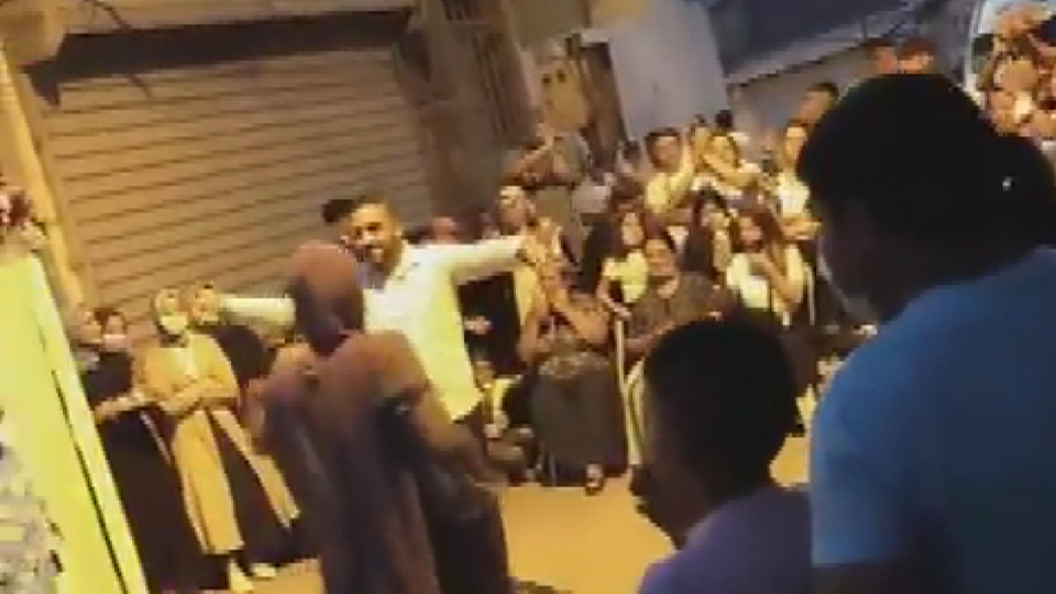 Nişan töreninde koronayı unuttular!