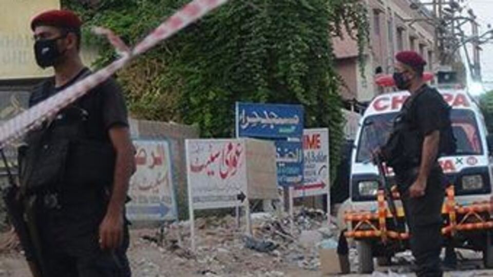 Pakistan borsasına silahlı saldırı: 4'ü saldırgan 9 ölü