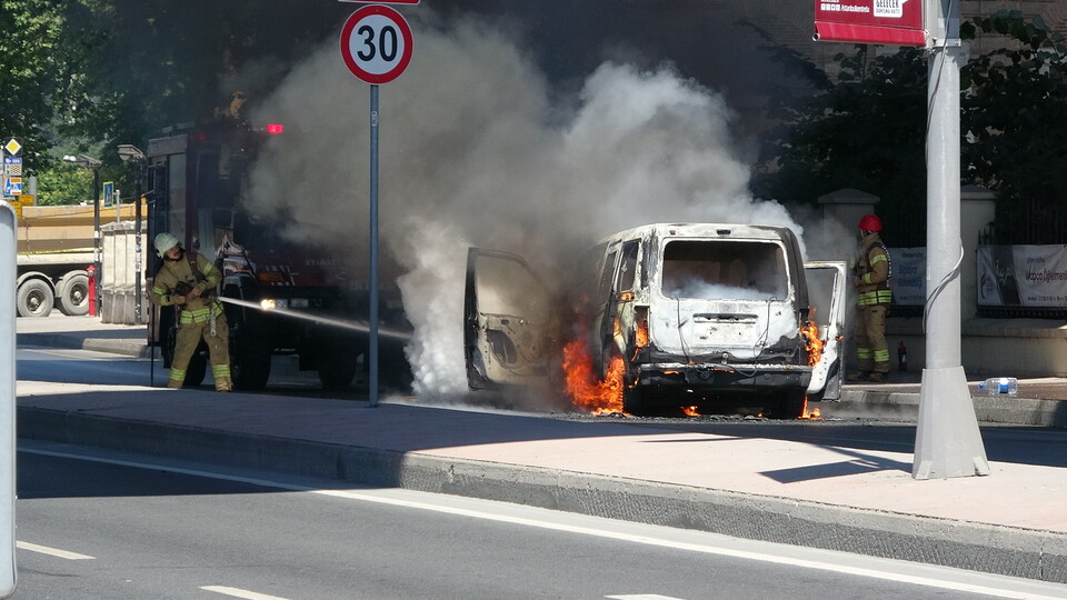 Korkutan yangın! Araç alev aldı cadde kapatıldı!