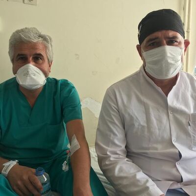 Doktora "maske tak" dediği için şiddet! Tutuklandılar!