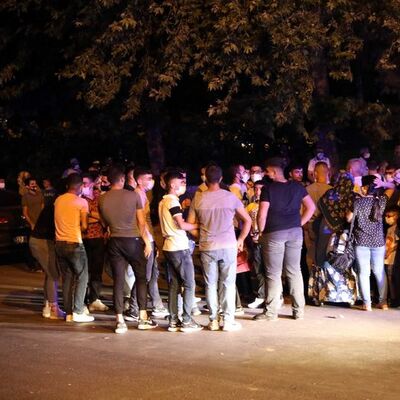 Otogara alınmayan asker yakınları otogar dışında eğlendi!