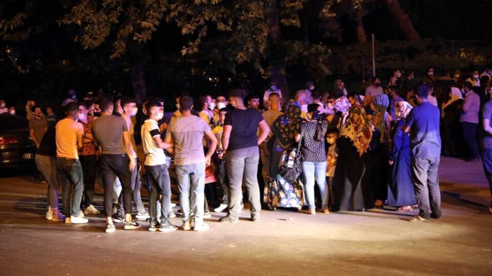 Otogara alınmayan asker yakınları otogar dışında eğlendi!