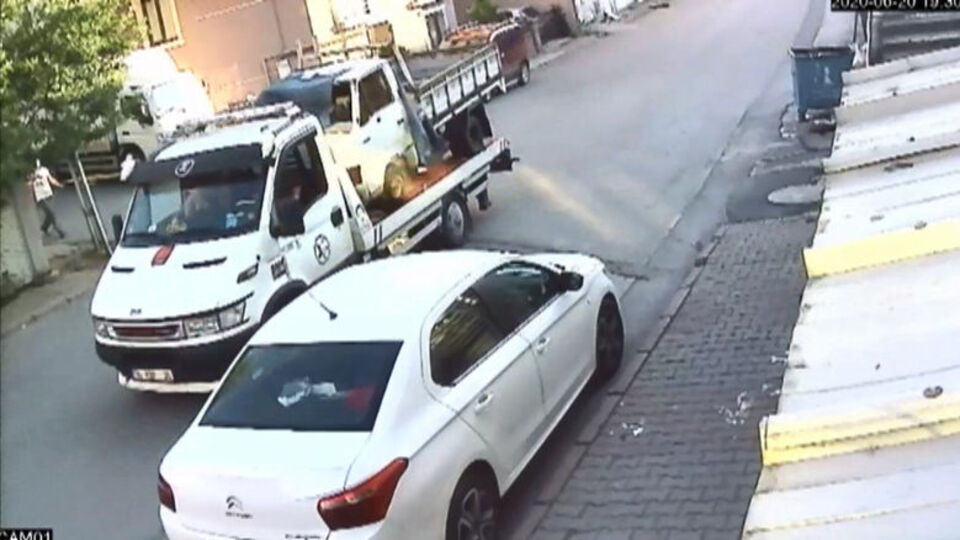 Park halindeki kamyonetleri çekiciyle çaldılar!