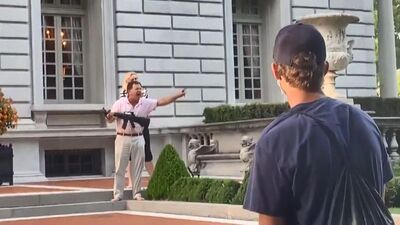 ABD'de avukat çift göstericilere silah çekti