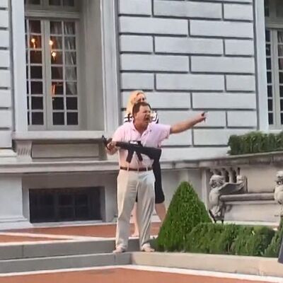 ABD'de avukat çift göstericilere silah çekti