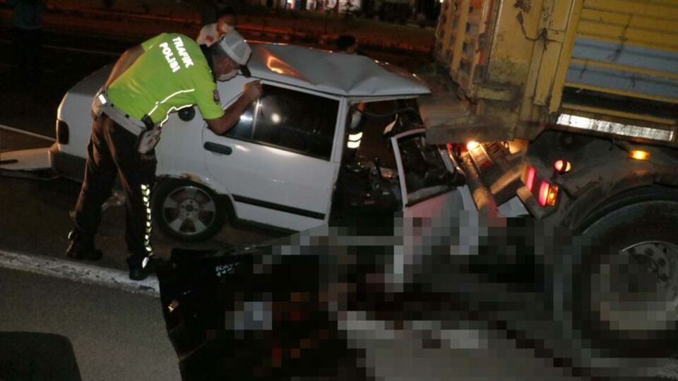 TIR'a çarpan otomobil hurdaya döndü