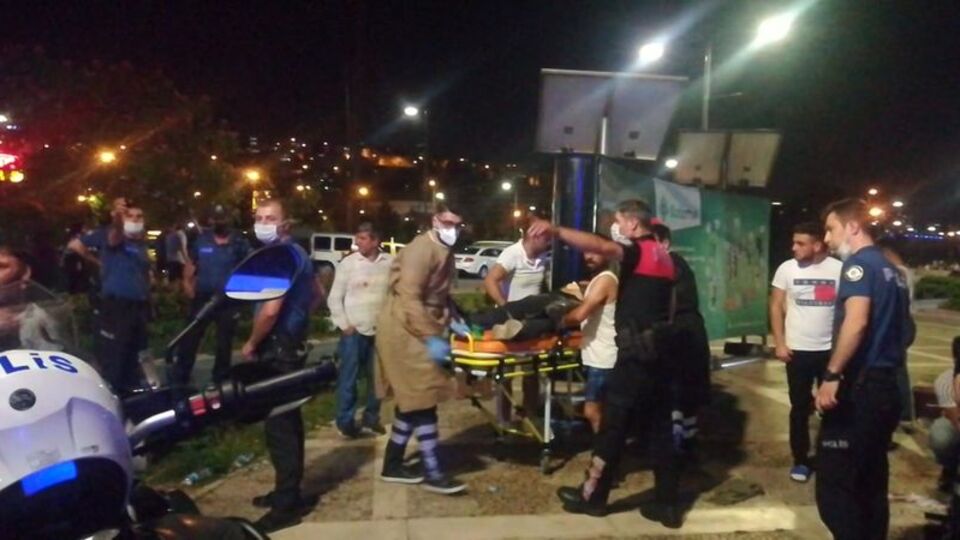 Çiçekçiler arasında bıçaklı kavga: 3 yaralı