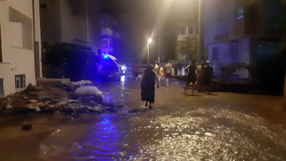 Gebze'de su borusu patladı, dev çukur açıldı
