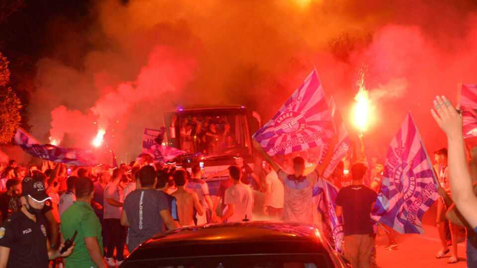 Adana Demirspor'a coşkulu karşılama