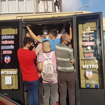 Yok böyle izdiham! Minibüslerde akılalmaz görüntü!