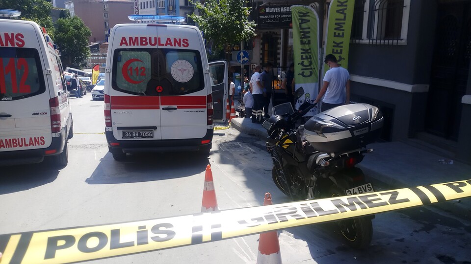 Beyoğlu'nda korkunç kavga: 1'i ağır 2 yaralı!