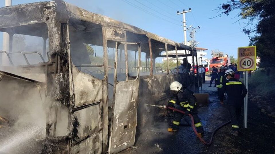 Park halindeki otobüs kül oldu