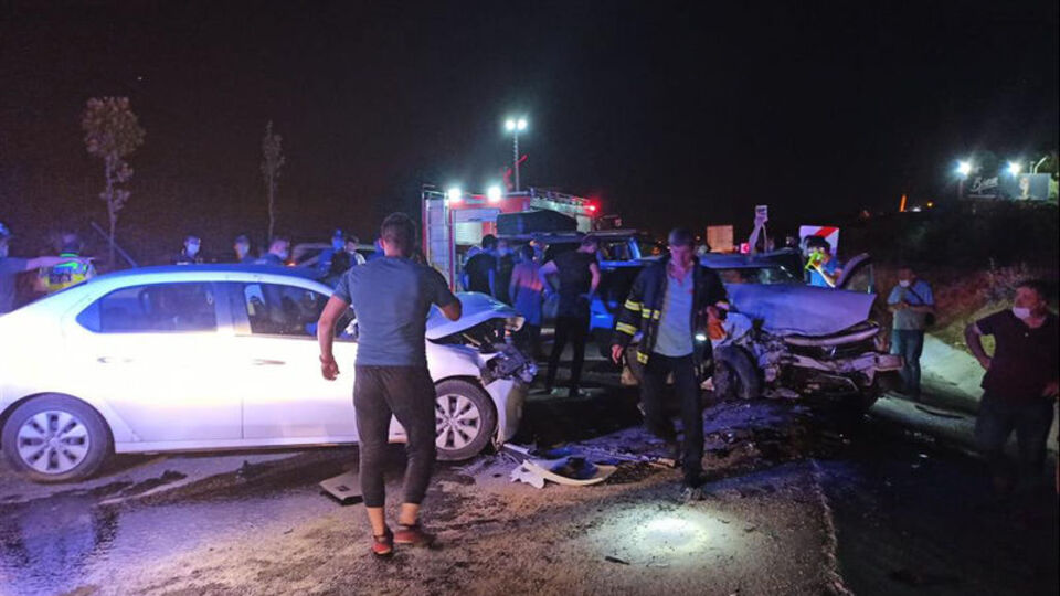 İki otomobil kafa kafaya çarpıştı: 6 yaralı