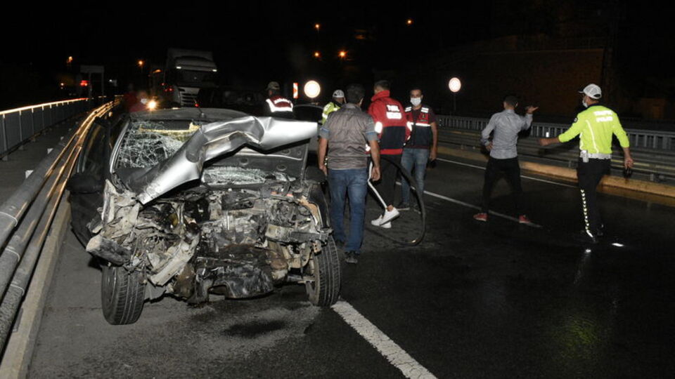 Hurdaya dönen otomobilden sağ çıktı