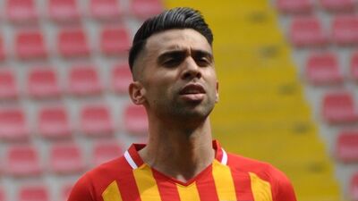 Sol bekte Emre oynayacak