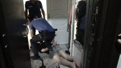 Eşi boğmak istedi, polis kurtardı