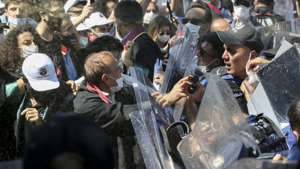 Baroların izinsiz yürüyüşüne polis müdahelesi