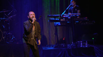 Mabel Matiz: Hayretle izliyorum