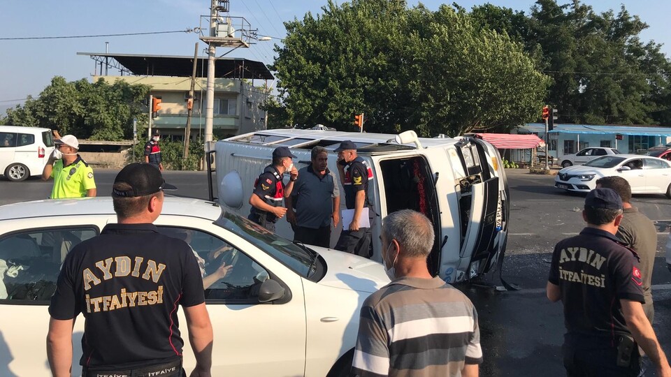 Tarım işçilerini taşıyan minibüs devrildi: 11 yaralı!