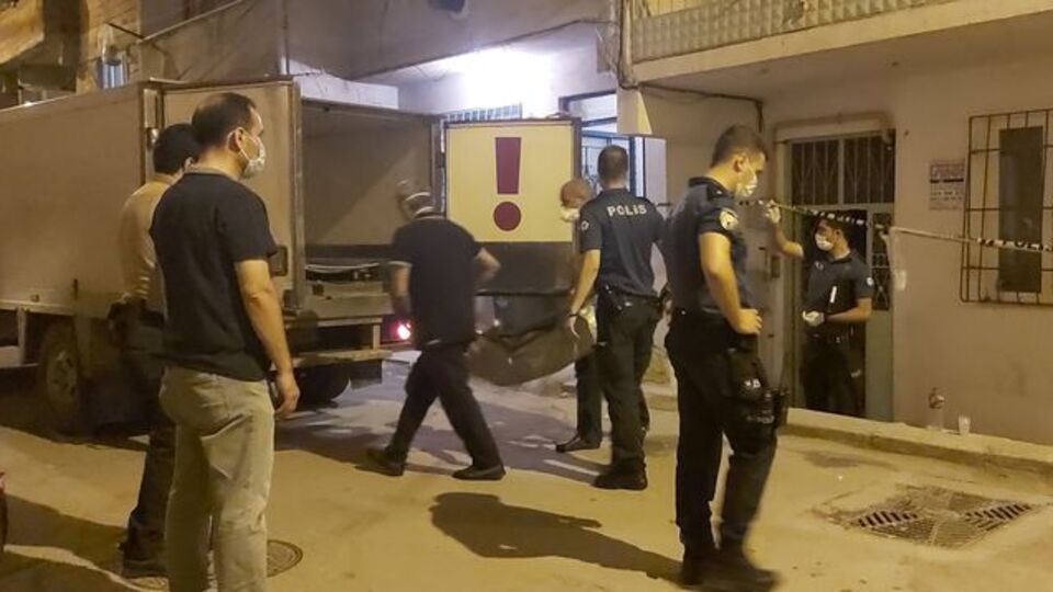 Anne ve 2 çocuğu evlerinde ölü bulundu