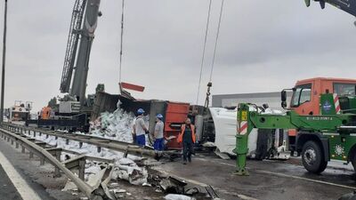 TIR devrildi, TEM otoyolu bir süre trafiğe kapandı