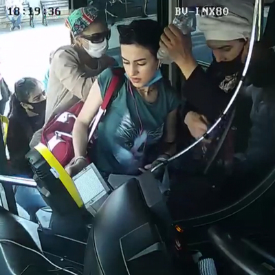 Otobüse binen kadının cüzdanını böyle çaldılar