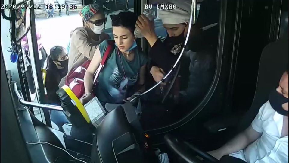 Otobüse binen kadının cüzdanını böyle çaldılar