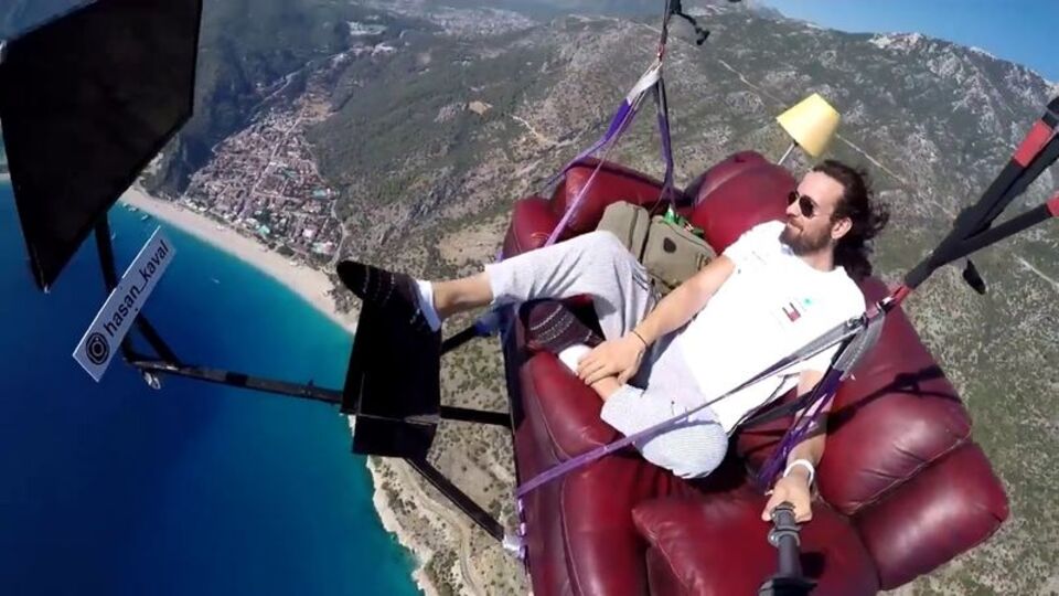 'Koltukla' uçtu, televizyon izledi