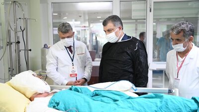 Bakan Koca, tedavi gören hastaları ziyaret etti