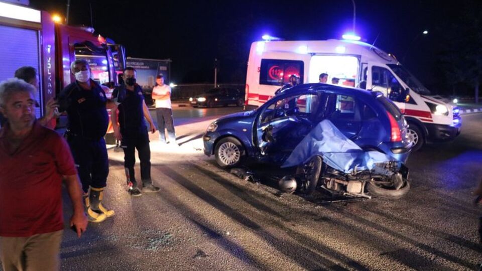 Manisa'da otomobil ile motosiklet çarpıştı