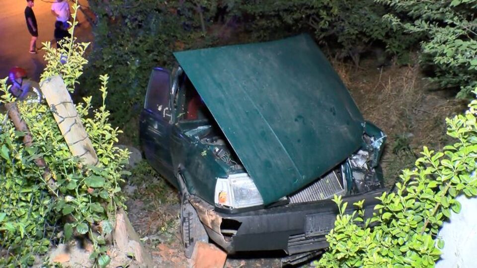 İstanbul'da kontrolden çıkan araç evin bahçesine girdi