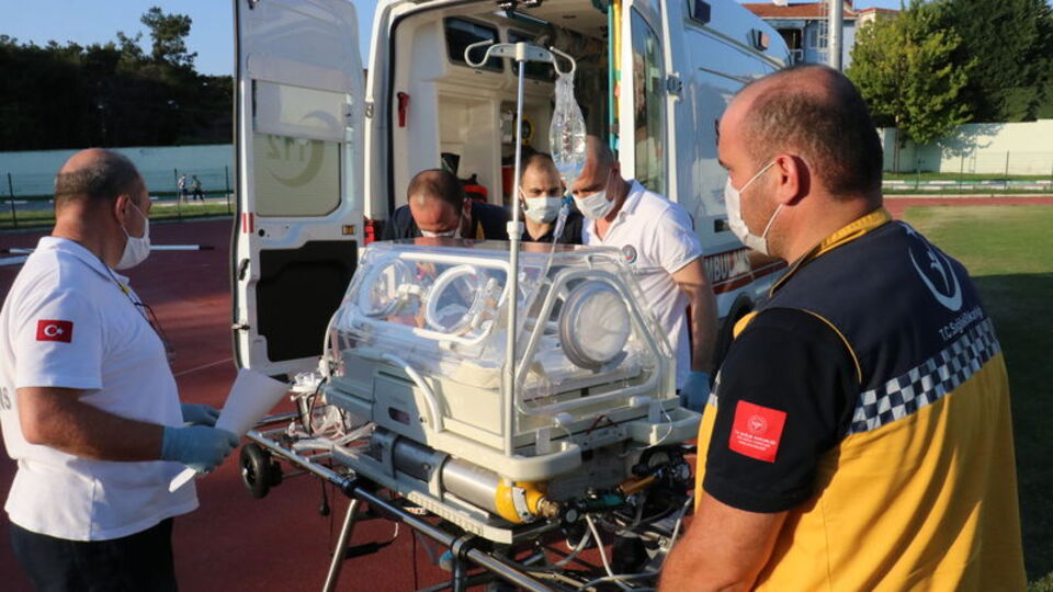 Ambulans helikopter yeni doğan bebek için havalandı