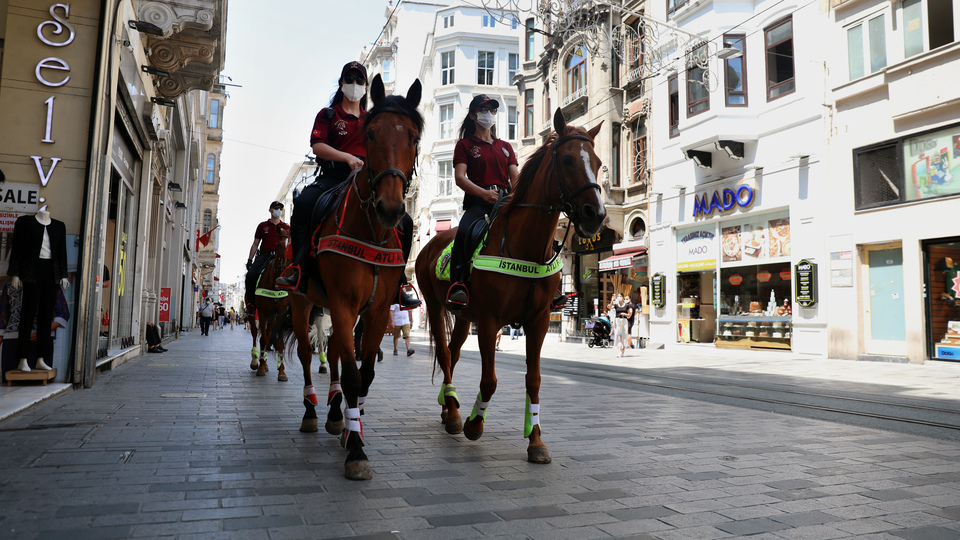 Atlı polislerden Taksim'de maske denetimi