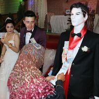 Bu düğünde takılar cansız mankene takıldı