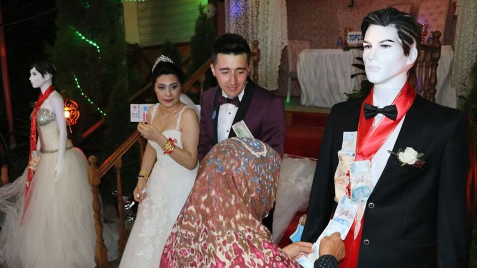 Bu düğünde takılar cansız mankene takıldı