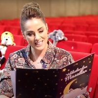 Doğa Rutkay Parmak Kız masalını okuyor