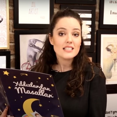 Pelin Akil Mutlu Prens masalını okuyor