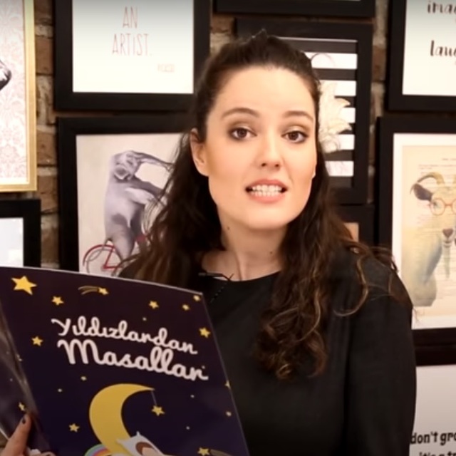 Pelin Akil Mutlu Prens masalını okuyor