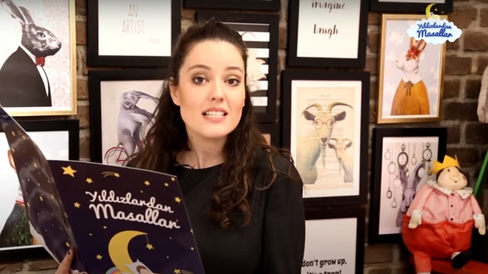 Pelin Akil Mutlu Prens masalını okuyor