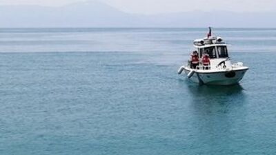 Van Gölü'nde arama çalışmaları sürüyor