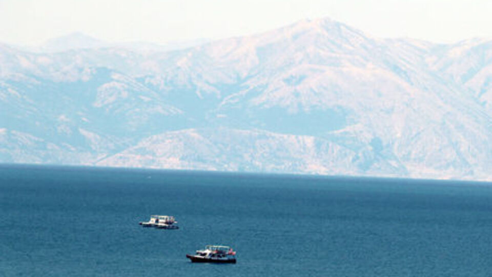 Van'da tekneyi arama çalışmaları yeniden başladı