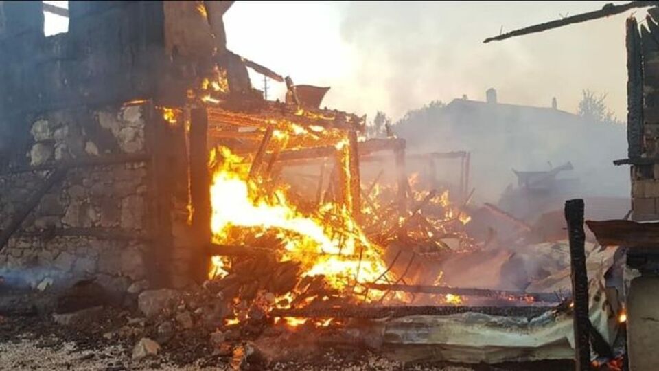 Karabük'te 2 ev küle döndü!