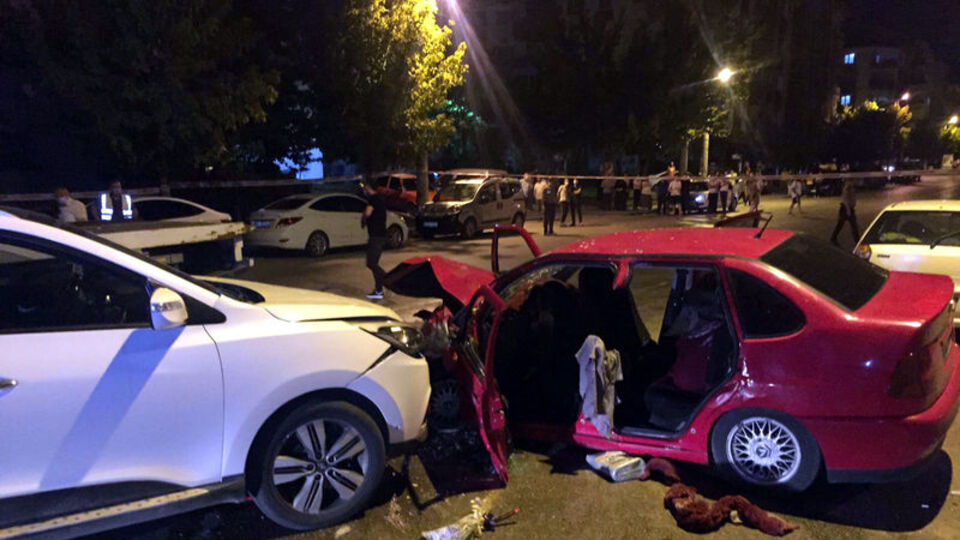 Hatalı sollama kazası kameraya yansıdı!