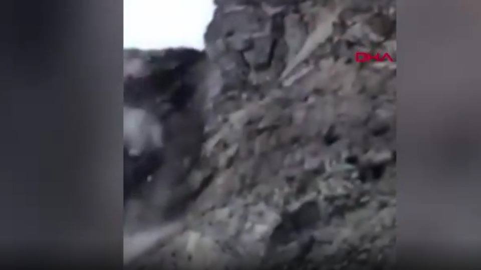 ABD'de 12 tonluk dev kaya otoyola düştü!