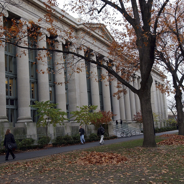 Harvard duyurdu: Derslere internet üzerinden devam edilecek