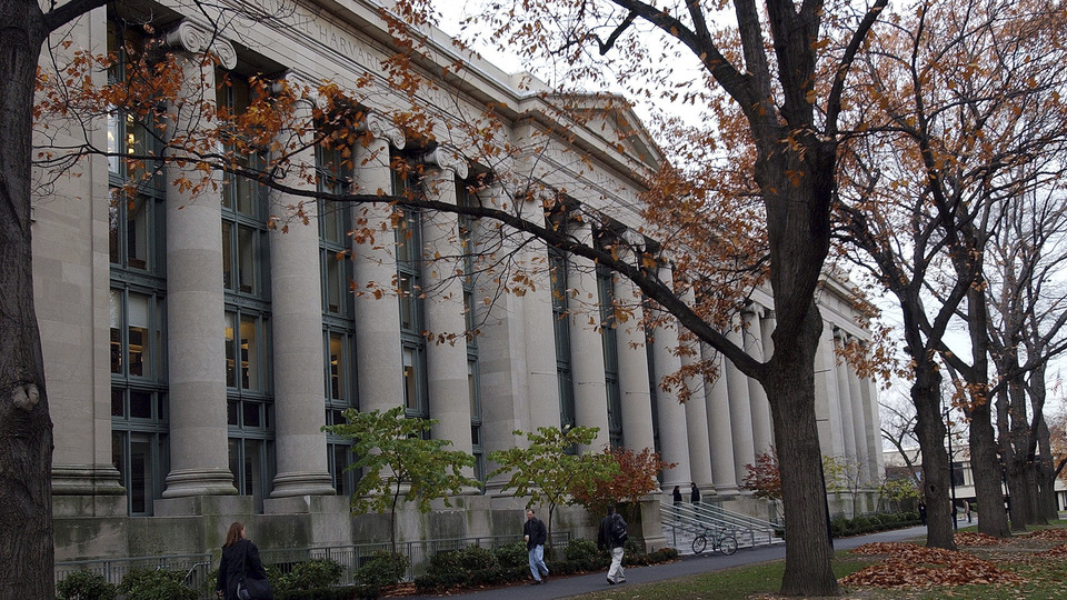 Harvard duyurdu: Derslere internet üzerinden devam edilecek