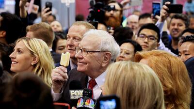 Ünlü milyarder elini cebine attı